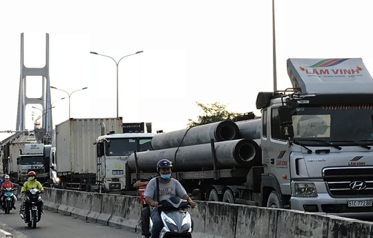 Sợ tốn dầu, tài xế xe Container đậu dốc cầu Phú Mỹ để ngủ - Ảnh 4.