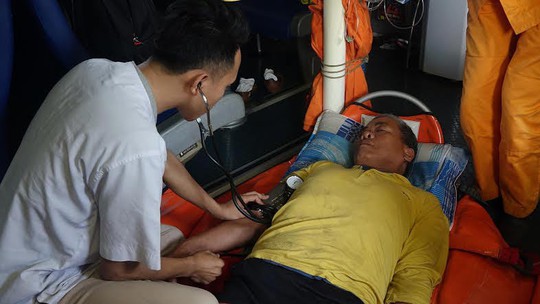Cứu thuyền trưởng bị liệt nửa người trên vùng biển Hoàng Sa - Ảnh 1.