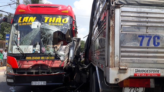 Xe giường nằm tông xe tải, nhiều hành khách hoảng loạn thoát ra ngoài - Ảnh 2. Xe giường nằm tông xe tải, nhiều hành khách hoảng loạn thoát ra ngoài - Ảnh 2.