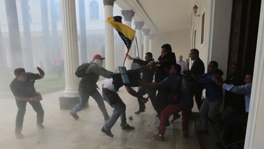 Venezuela: Người dân ném chết gia súc để lấy cái ăn - Ảnh 5. Venezuela: Người dân ném chết gia súc để lấy cái ăn - Ảnh 5.