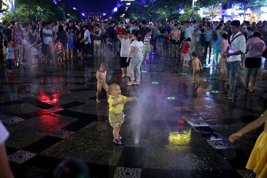 Nhức mắt với cảnh “tắm tiên” giải nhiệt trên phố đi bộ Nguyễn Huệ - Ảnh 3.