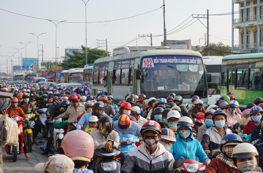 Vật vờ trở lại Sài Gòn sau lễ - Ảnh 1.