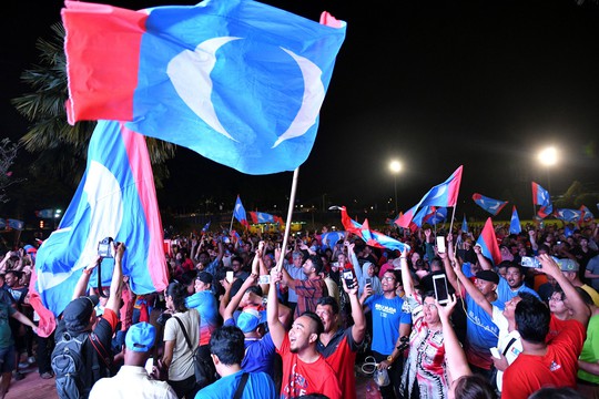 Bầu cử Malaysia: Cựu Thủ tướng 92 tuổi Mahathir thắng vang dội - Ảnh 4.