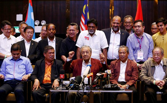 Bầu cử Malaysia: Cựu Thủ tướng 92 tuổi Mahathir thắng vang dội - Ảnh 2.