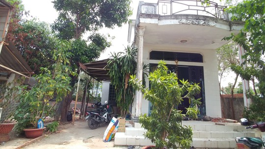 Bé gái 13 tuổi bị còng tay liên quan đến việc cưỡng chế đất đai - Ảnh 2. Bé gái 13 tuổi bị còng tay liên quan đến việc cưỡng chế đất đai - Ảnh 2.