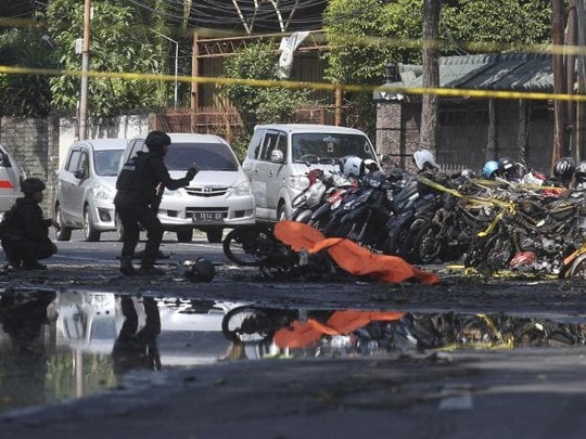 Đánh bom tự sát đẫm máu ở Indonesia, 49 người thương vong - Ảnh 1.