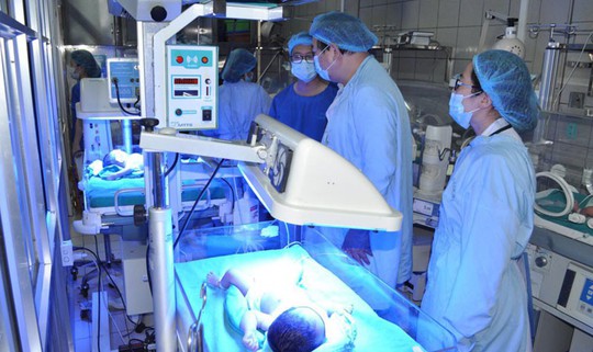 Nuôi dưỡng thành công cặp song sinh nặng 0,9 kg và 1,1 kg - Ảnh 1. Nuôi dưỡng thành công cặp song sinh nặng 0,9 kg và 1,1 kg - Ảnh 1.