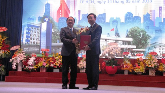 PGS-TS 46 tuổi là tân hiệu trưởng Trường ĐH Bách Khoa TP HCM - Ảnh 1. PGS-TS 46 tuổi là tân hiệu trưởng Trường ĐH Bách Khoa TP HCM - Ảnh 1.