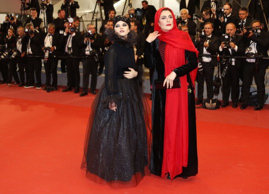 Những bộ đầm lạ mắt trên thảm đỏ Cannes - Ảnh 7.