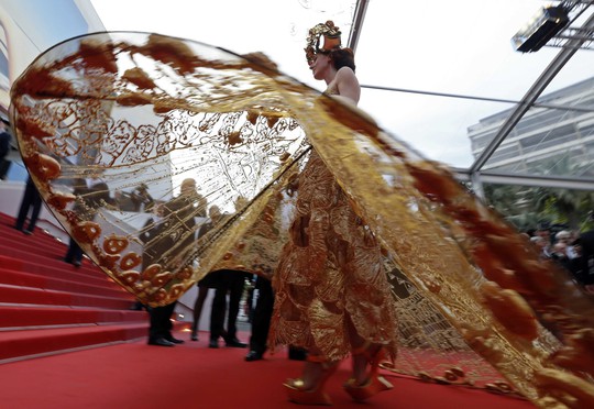 Những bộ đầm lạ mắt trên thảm đỏ Cannes - Ảnh 2.