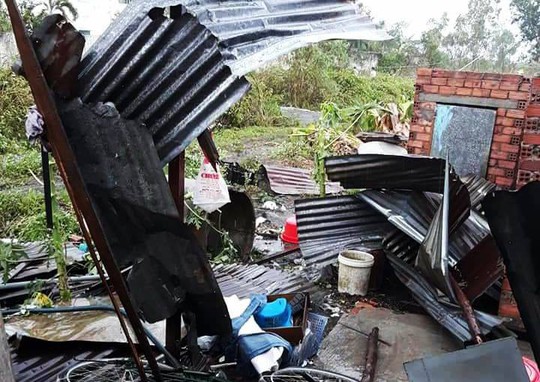 Mưa đá ào ào trút xuống Xuân Lộc, nhiều nhà dân hư hại - Ảnh 2.