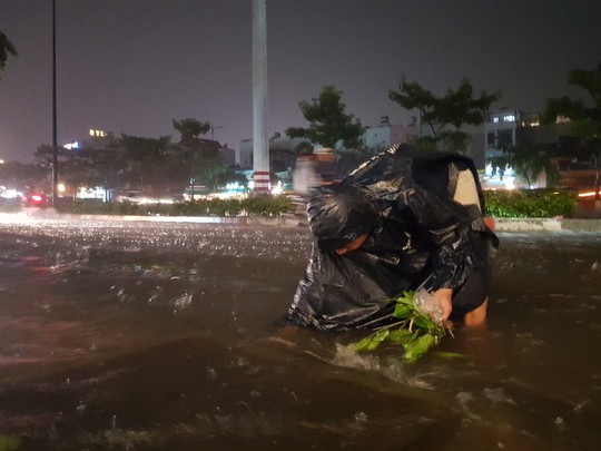 TP HCM trưa nắng nóng, chiều tối có mưa rào, coi chừng bị ngập - Ảnh 3. TP HCM trưa nắng nóng, chiều tối có mưa rào, coi chừng bị ngập - Ảnh 3.