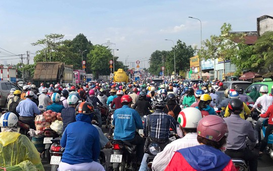 Kẹt xe dữ dội quanh Bến xe Miền Đông - Ảnh 3. Kẹt xe dữ dội quanh Bến xe Miền Đông - Ảnh 3.
