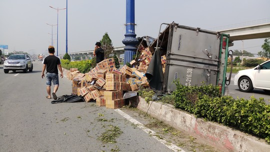 Xe tải làm xiếc trên xa lộ Hà Nội, người đi đường thót tim - Ảnh 2.