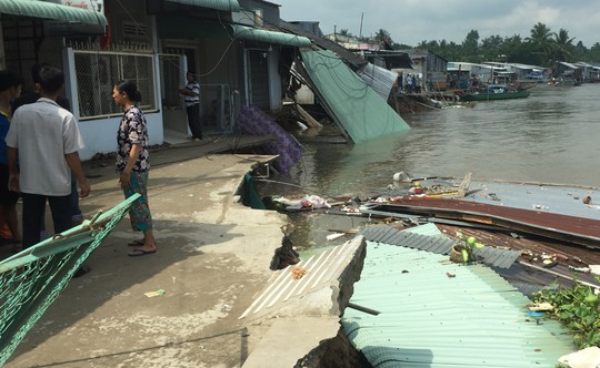 Lại sạt lở bờ sông Ô Môn, 5 căn nhà bị hà bá nuốt chửng - Ảnh 1.