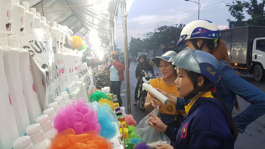 Công nhân mua sắm thoả thích tại phiên chợ hàng Việt - Ảnh 1.