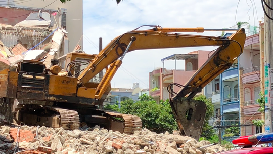 Căn nhà nhiều tầng ở Sài Gòn đổ sập đè chết người - Ảnh 3.