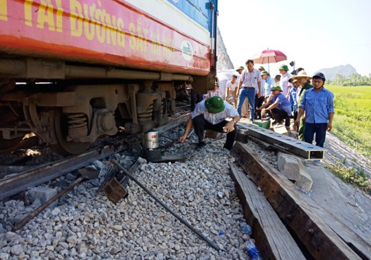 Ngổn ngang hiện trường vụ tai nạn đường sắt 11 người thương vong - Ảnh 16.
