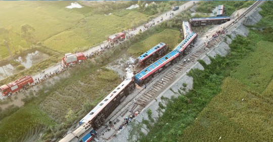 Toàn cảnh vụ tai nạn đường sắt kinh hoàng ở Thanh Hóa từ flycam - Ảnh 1.