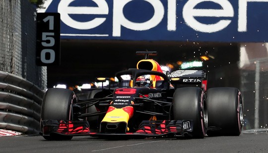 Monaco Grand Prix: Lewis Hamilton hào hứng với các Grid Girls - Ảnh 3.