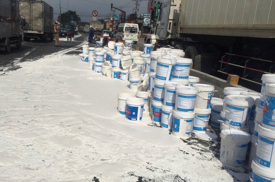 Xe container thắng gấp, cả trăm thùng sơn đổ trắng xóa Quốc lộ 1 - Ảnh 1.