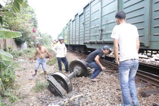 2 tàu tông nhau trực diện: Công an lấy lời khai lái tàu - Ảnh 16.