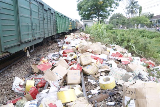 2 tàu tông nhau trực diện: Công an lấy lời khai lái tàu - Ảnh 15.