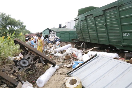 2 tàu tông nhau trực diện: Công an lấy lời khai lái tàu - Ảnh 14.