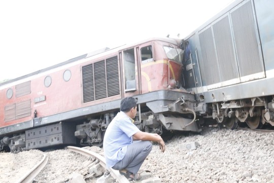 2 tàu tông nhau trực diện: Công an lấy lời khai lái tàu - Ảnh 9.