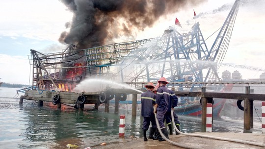 Quảng Nam: Tàu câu mực cháy dữ dội, 10 tỉ đồng thành tro - Ảnh 5.