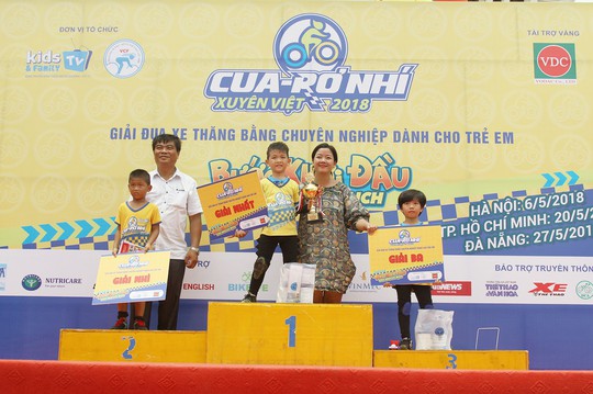 Cậu bé Đà Nẵng giành 3 chức vô địch Cua-rơ nhí xuyên Việt tại 3 miền - Ảnh 4. Cậu bé Đà Nẵng giành 3 chức vô địch Cua-rơ nhí xuyên Việt tại 3 miền - Ảnh 4.
