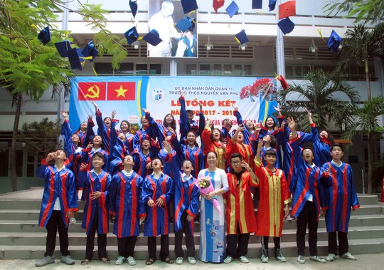 Học sinh lớp 9 lưu luyến chia tay bạn bè, bước vào mùa thi - Ảnh 16.