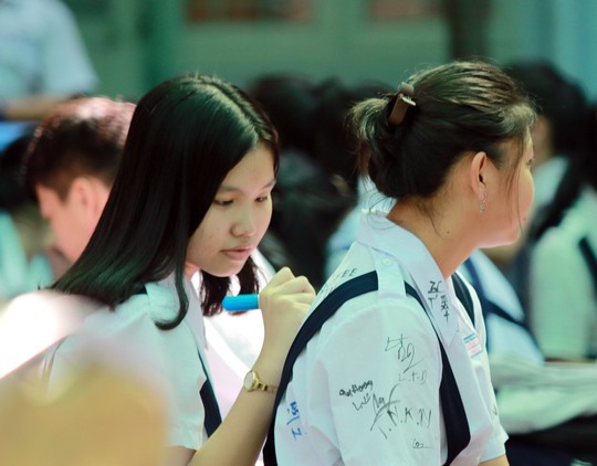 Học sinh lớp 9 lưu luyến chia tay bạn bè, bước vào mùa thi - Ảnh 12.