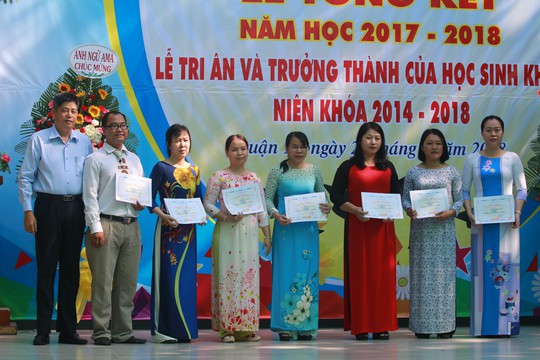 Học sinh lớp 9 lưu luyến chia tay bạn bè, bước vào mùa thi - Ảnh 2.