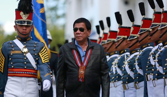 Ông Duterte dọa chiến tranh với Trung Quốc nếu vượt lằn ranh đỏ ở biển Đông - Ảnh 1.