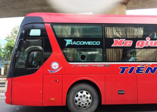 Nhóm bịt mặt ném đá xe khách, 3 hành khách bị thương - Ảnh 3. Nhóm bịt mặt ném đá xe khách, 3 hành khách bị thương - Ảnh 3.