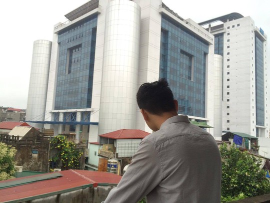 Tiệc sinh nhật của quý bà khiến nam tiếp viên karaoke tái mặt - Ảnh 2.