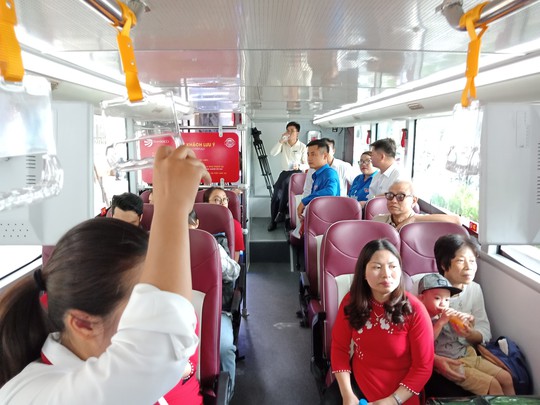 300.000-650.000 đồng để trải nghiệm, ngắm Hà Nội từ trên xe buýt 2 tầng - Ảnh 17.