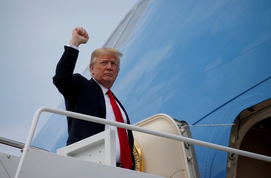 Ông Trump bất ngờ bẻ gãy đình chiến thương mại với Trung Quốc - Ảnh 1.