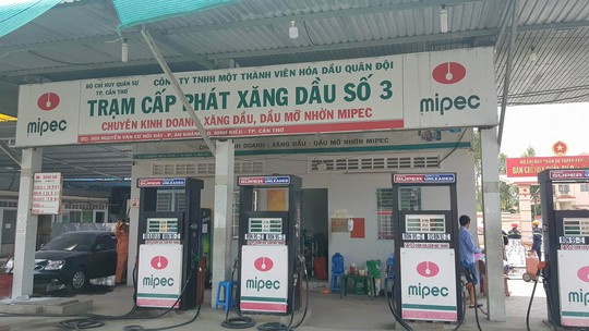 Xe nhiên liệu bốc cháy, nhiều người hoảng sợ chạy tán loạn - Ảnh 1.