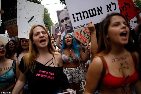 Phụ nữ Israel ngực trần xuống đường phản đối cưỡng hiếp - Ảnh 4.