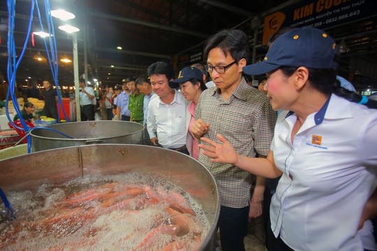 Phó Thủ tướng thị sát chợ đầu mối Bình Điền lúc 0 giờ. - Ảnh 7.