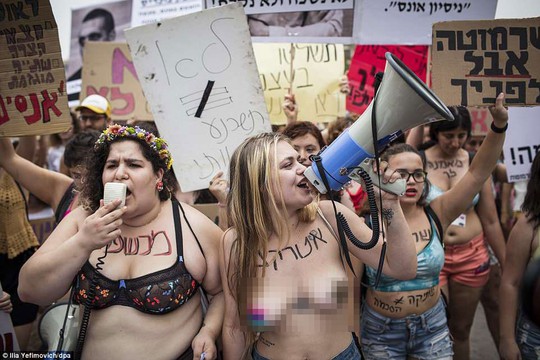 Phụ nữ Israel ngực trần xuống đường phản đối cưỡng hiếp - Ảnh 1.