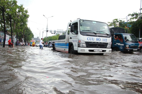 Mới ký hợp đồng thuê máy bơm, đường Nguyễn Hữu Cảnh vẫn thành sông - Ảnh 7.
