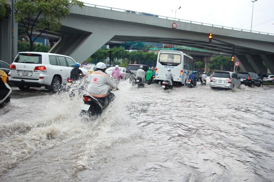 Vì sao đường Nguyễn Hữu Cảnh mưa là ngập? - Ảnh 1.