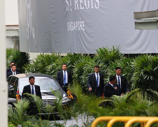 Ông Kim Jong-un tới Singapore, được vệ sĩ chạy bộ đưa về khách sạn - Ảnh 9.