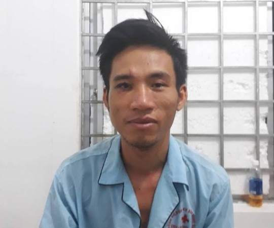 Nghi ngáo đá chém cháu bé trọng thương, rồi cầm dao hăm dọa nhiều người - Ảnh 1.