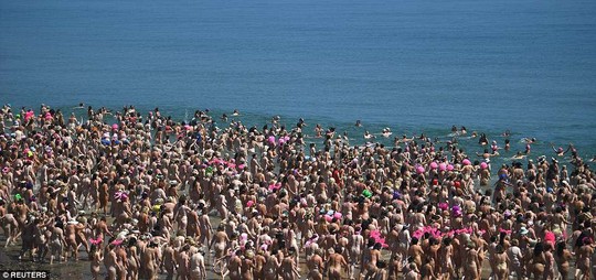 Hơn 2.500 phụ nữ tắm biển khỏa thân lập kỷ lục Guinness - Ảnh 1.