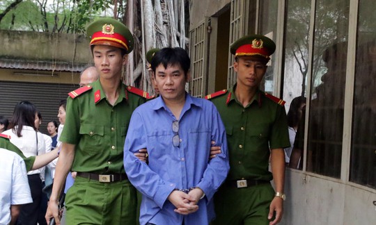 Việt kiều ôm gần trăm tỉ bỏ trốn, giám đốc ngân hàng ra tòa - Ảnh 2. Việt kiều ôm gần trăm tỉ bỏ trốn, giám đốc ngân hàng ra tòa - Ảnh 2.