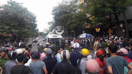 Tránh xe taxi, cháu trai 8 tuổi chết thảm dưới gầm xe bồn - Ảnh 2.